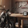ガレージに置かれたレブル250とカスタムヘッドライトパーツ
