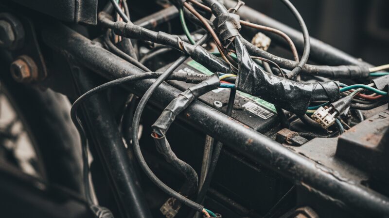 雑に配線加工されたバイクのシート下（危険なカスタム）