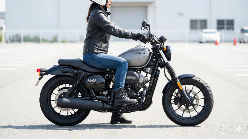GV125S ボバーにまたがり両足を地面に着ける小柄なライダー