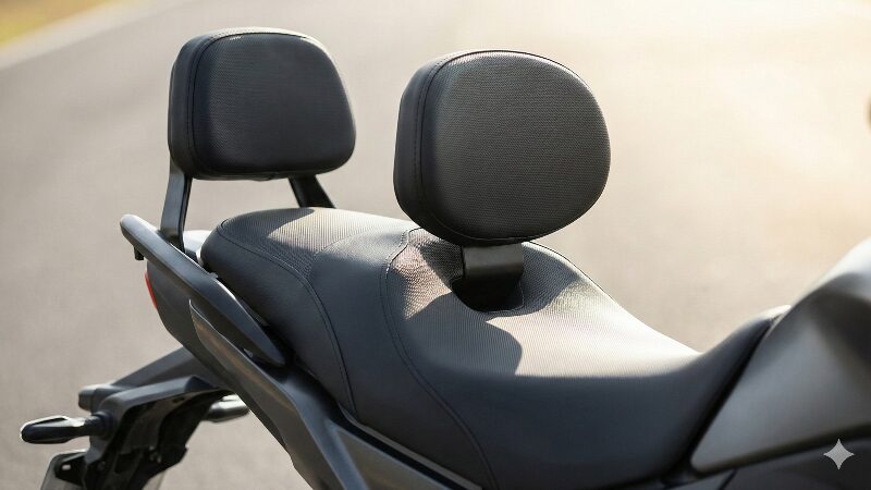 ゲルクッションとバックレストが装着された快適そうなタンデムシート