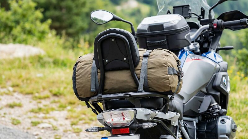 バックレストとリアボックスを装備し、キャンプバッグを積載したツーリングバイクの後ろ姿