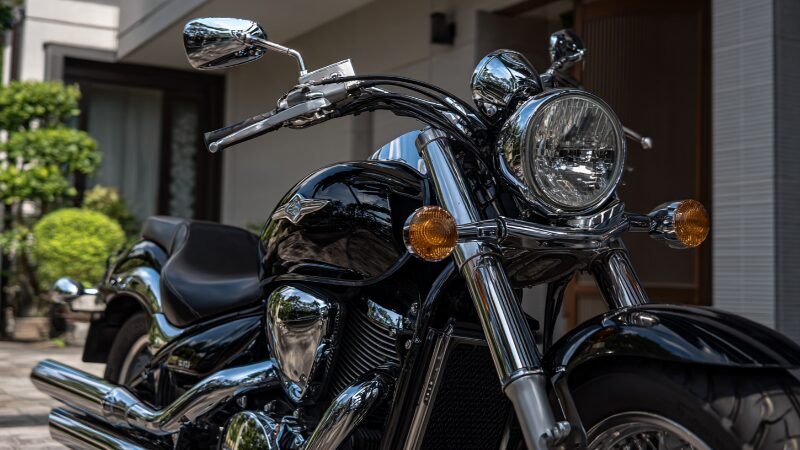 クラシックなアメリカンクルーザーの雰囲気が伝わる、堂々としたアングル