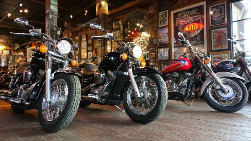 イントルーダーLC250、ヤマハ ドラッグスター250、ホンダ V-ツインマグナの3台が並んでいるイメージ