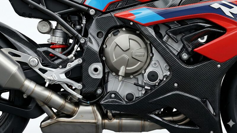 M1000RRの心臓部であるエンジンとカーボンパーツのクローズアップ