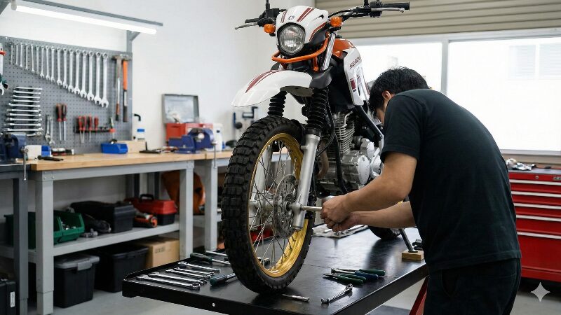 ガレージでセロー250の足回りを整備している様子、工具とメカニカルなパーツ