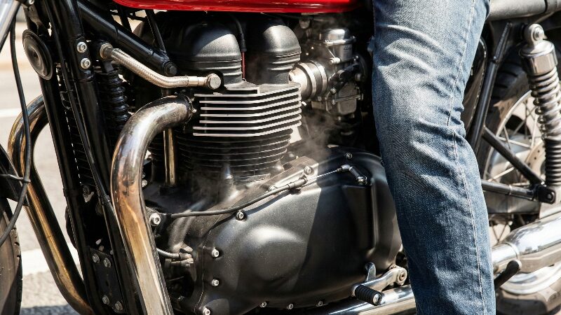 右足を直撃するエンジンの排熱と夏場の注意点