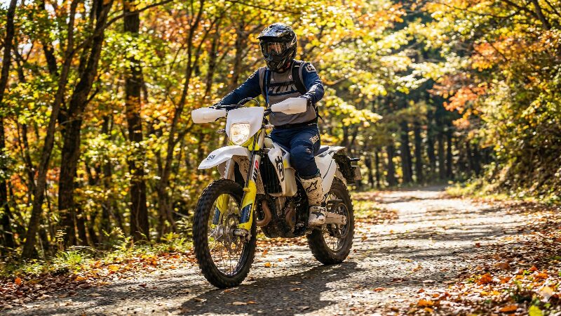 日本の美しい林道を走行する、ナンバープレートが付いた2023年モデルのハスクバーナTE250i