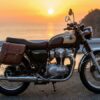 旅に出たくなるW800とサイドバッグの風景 夕暮れの海岸沿いに停車する、本革サイドバッグを装着したカワサキW800