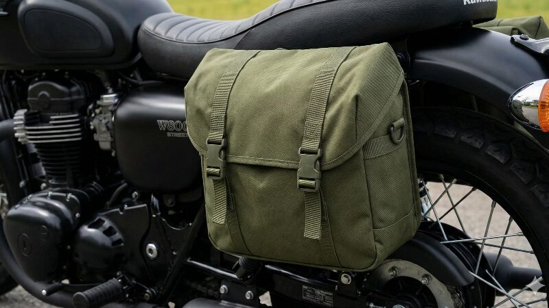 定番デグナーや防水仕様のヘンリービギンズ W800に装着されたミリタリー調のオリーブグリーン防水サイドバッグ