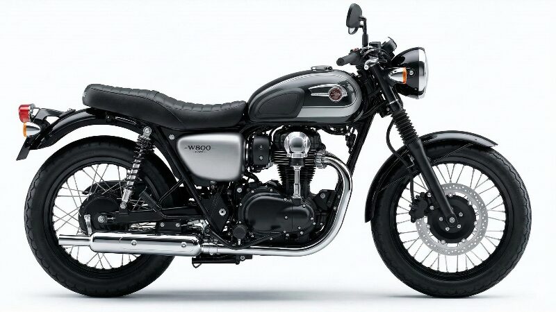 W800 CAFEの低いハンドルと前方にあるステップの位置関係