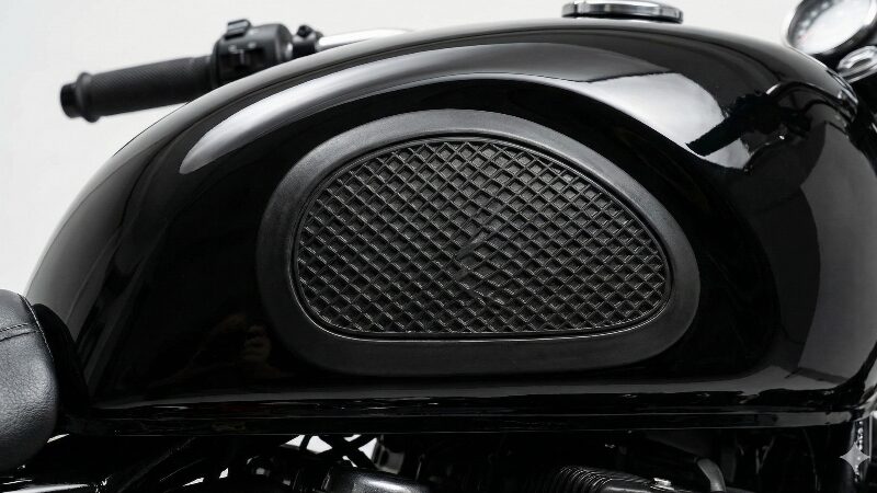 タンクに装着されたクラシックなデザインのニーグリップパッド