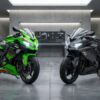 カワサキのNinja ZX-4RR KRTエディションとZX-4R SEマットグレーが並ぶ、高級感のあるガレージ風景