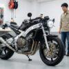 ガレージで愛車のHonda CBR400Rをネイキッドカスタムするエンジニア