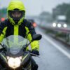 雨の日の高速道路を走行するライダー