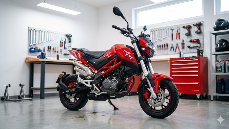 ガレージに停められたスタイリッシュなベネリTNT125