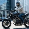 スズキSV650で街中を颯爽と走るライダー