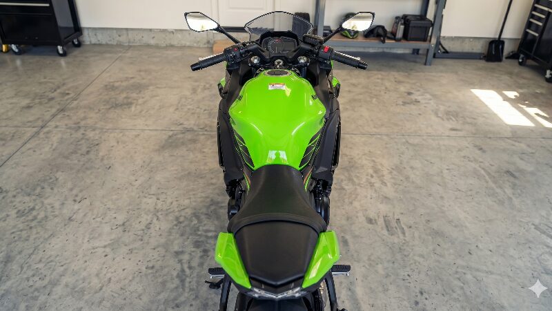 上から見たNinja 650のスリムな車体とエンジン