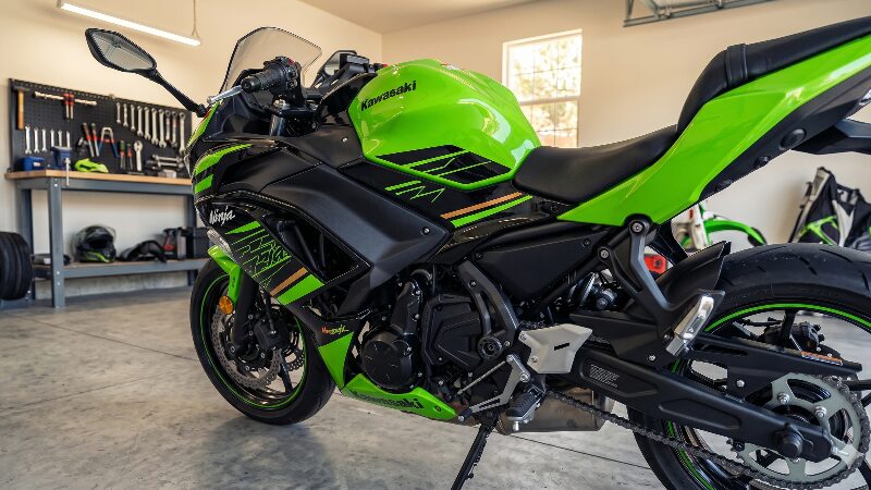 ガレージに停まるNinja 650のシートとエンジン周辺