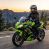 夕暮れの山道を走るカワサキ Ninja 650
