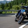 峠道のコーナーを走るスズキSV650とライダー