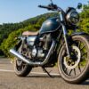 ワイディングロードの脇に停車しているホンダ GB350
