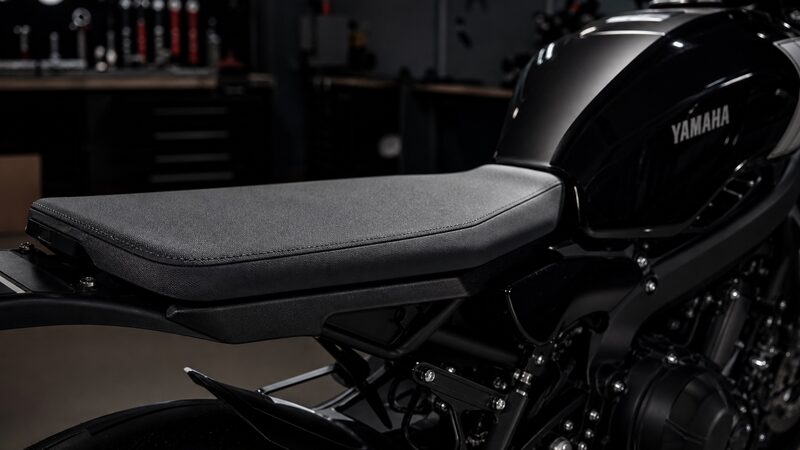 XSR900の薄く硬い純正シートの形状を示すクローズアップ
