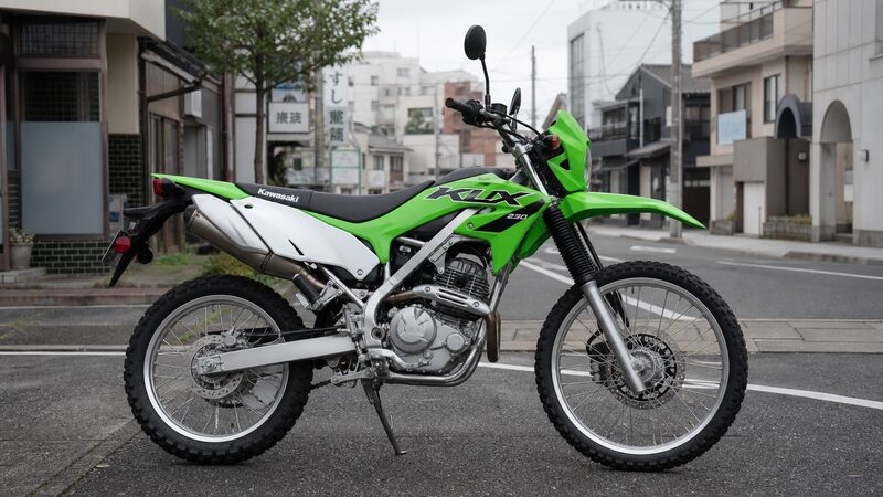 街中に停められたカワサキKLX230標準モデルの側面