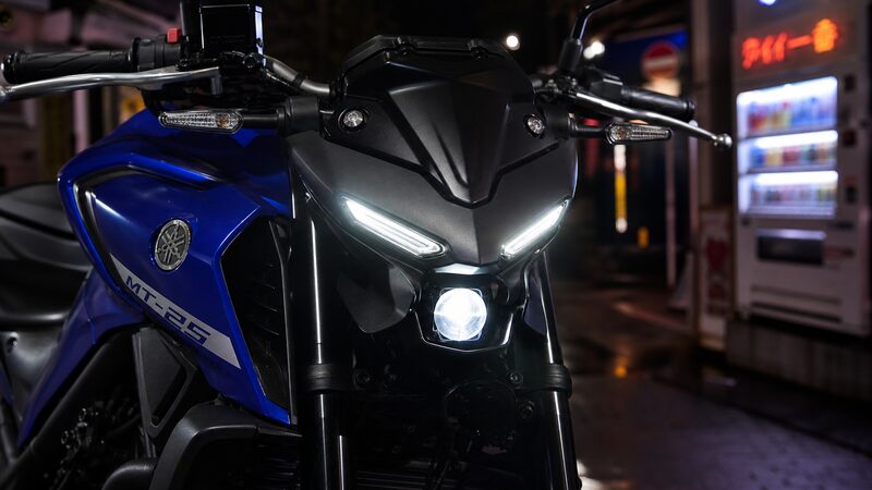 夜の街で撮影したMT-25のツインポジションランプとヘッドライト、ダサいと賛否が分かれるデザインの詳細