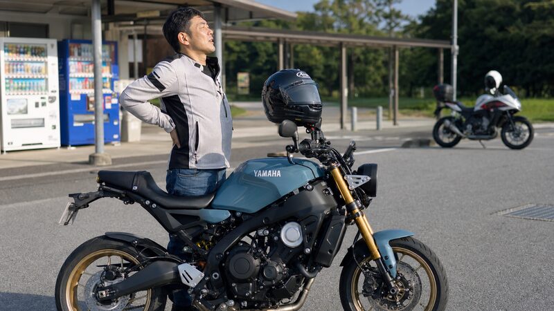 ツーリング休憩でお尻と腰を伸ばすXSR900のライダー