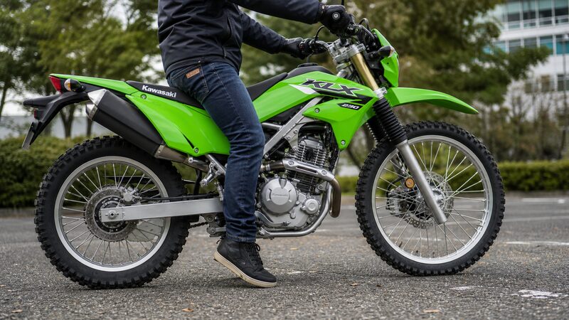 シート高885mmのKLX230でつま先立ちになる男性ライダー