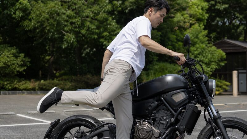 ストレッチパンツを履いてバイクに跨る男性の動作