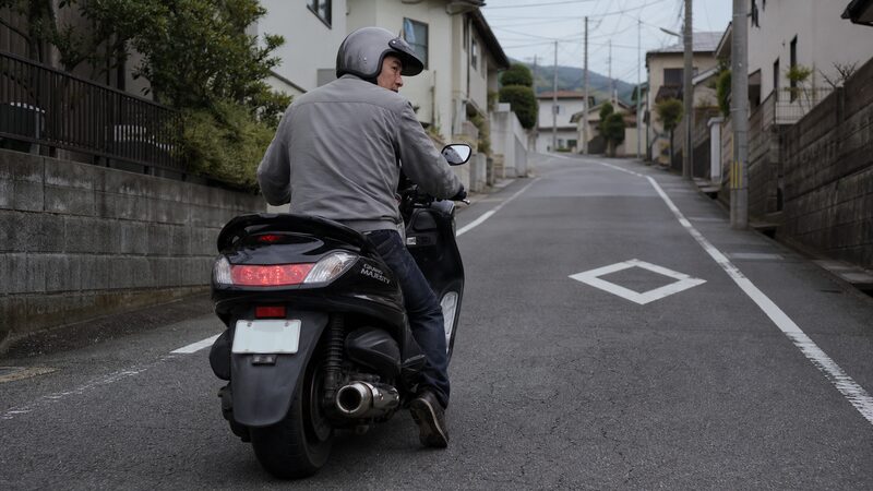 上り坂で加速が鈍るグランドマジェスティ