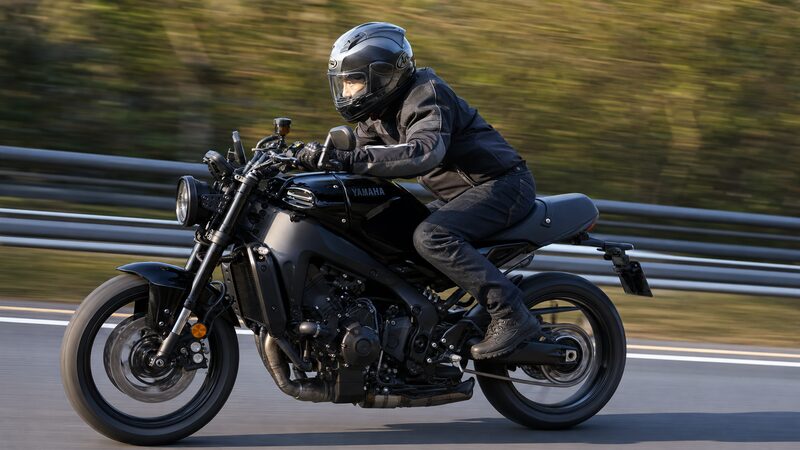 前傾ポジションで座面前方に体重が寄るXSR900の走行シーン