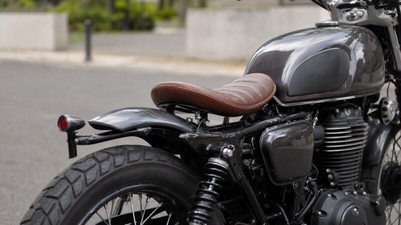 GB350のソロシート化でリア周りをそぎ落としたボバースタイル