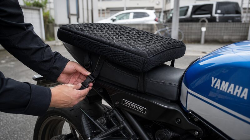 XSR900の細いシートにゲルクッションを取り付ける手元