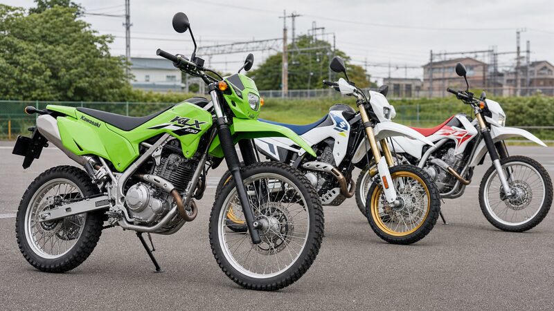 KLX230とセロー系オフロードバイクを並べて比較する様子