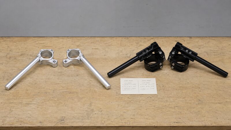 MT-25純正流用ハンドルと社外アジャスタブルキットを左右に並べた比較写真